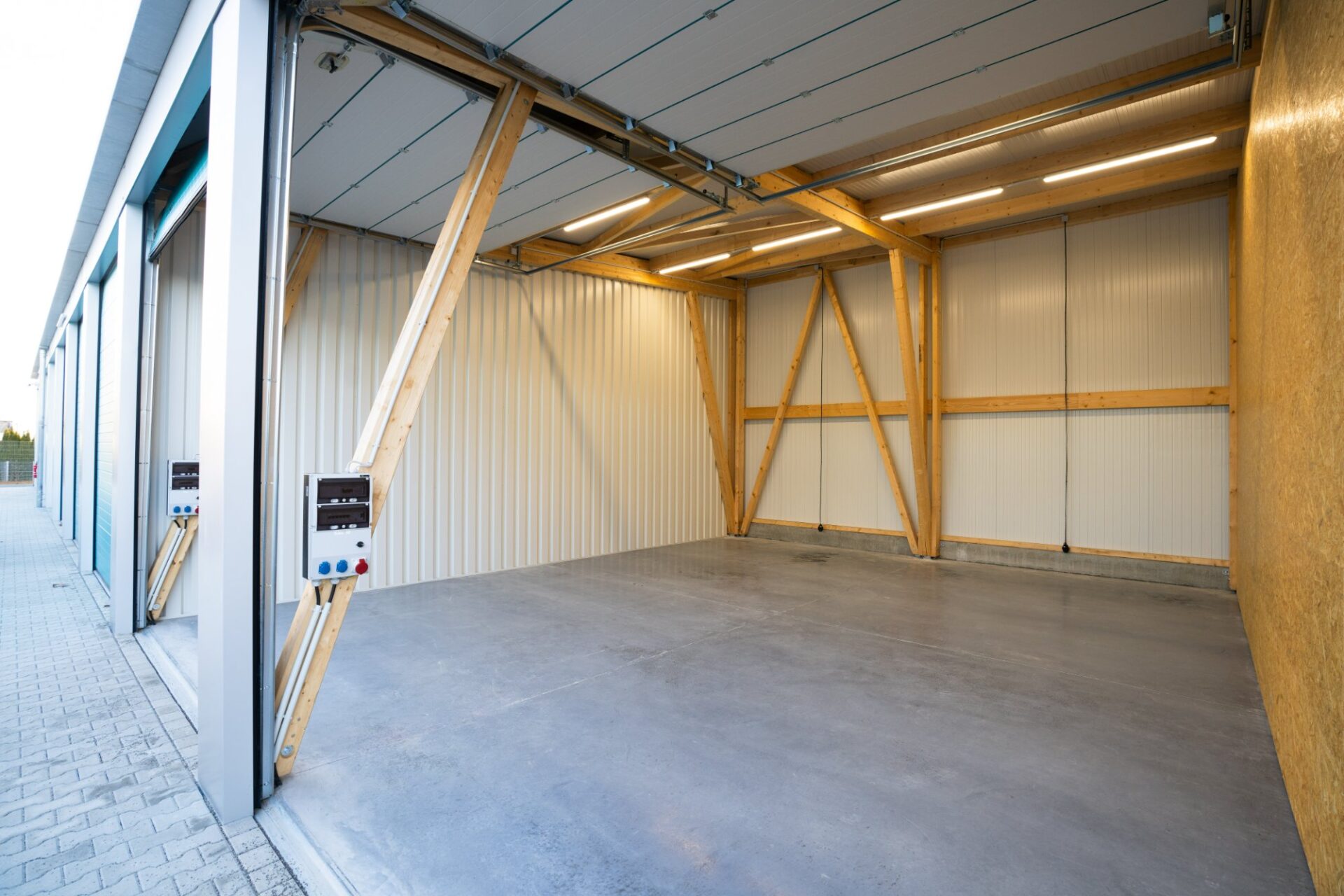Leere smartUP Einheit mit LED-Beleuchtung, Holzkonstruktion und Stromverteiler mit Starkstromanschluss