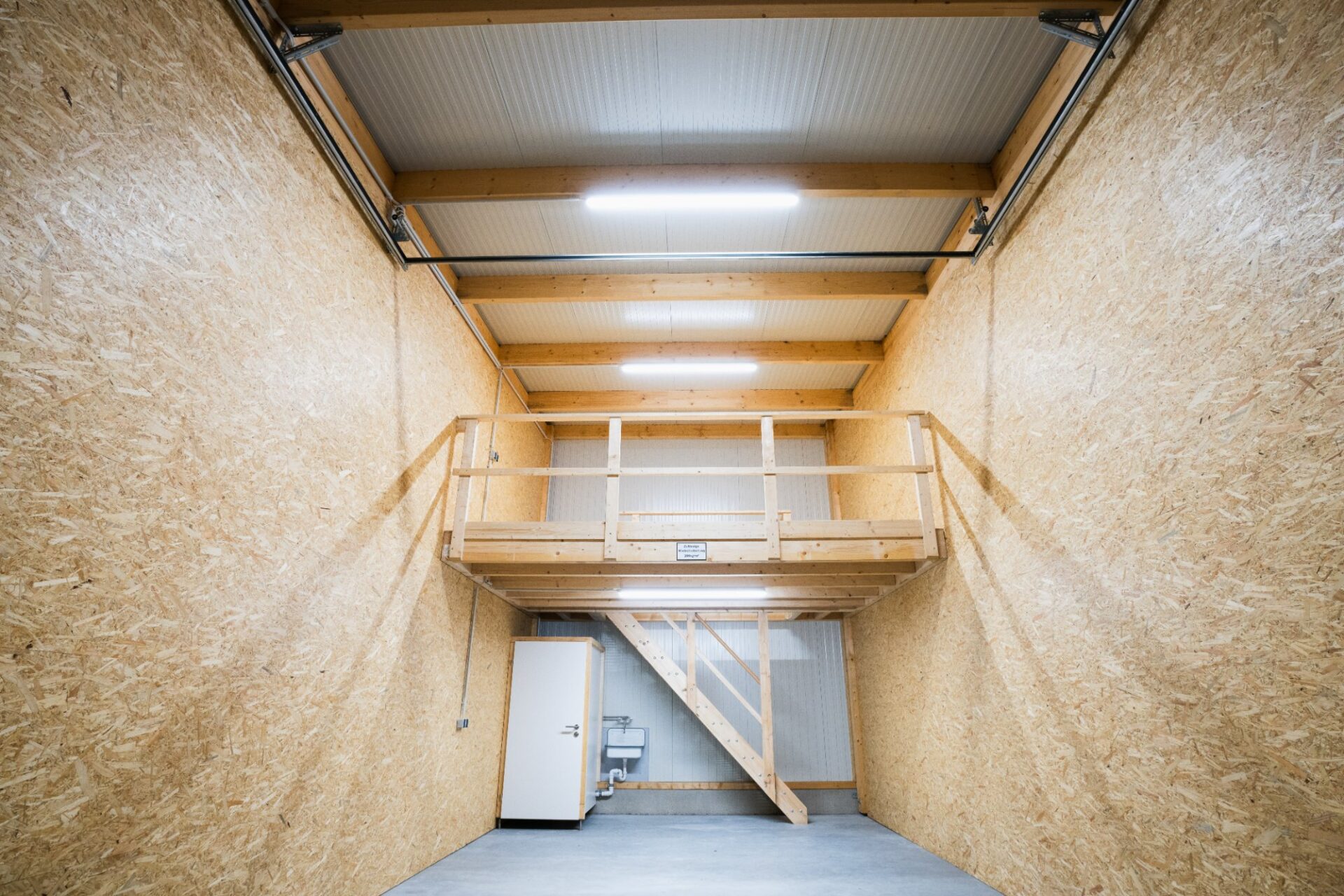 smartUP Einheit mit optionaler Zwischenebene, Holztreppe und WC-Modul